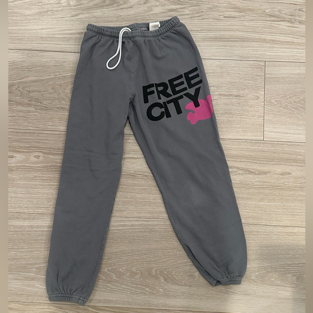 Gray & Pink Free City Sweatpants!🩷